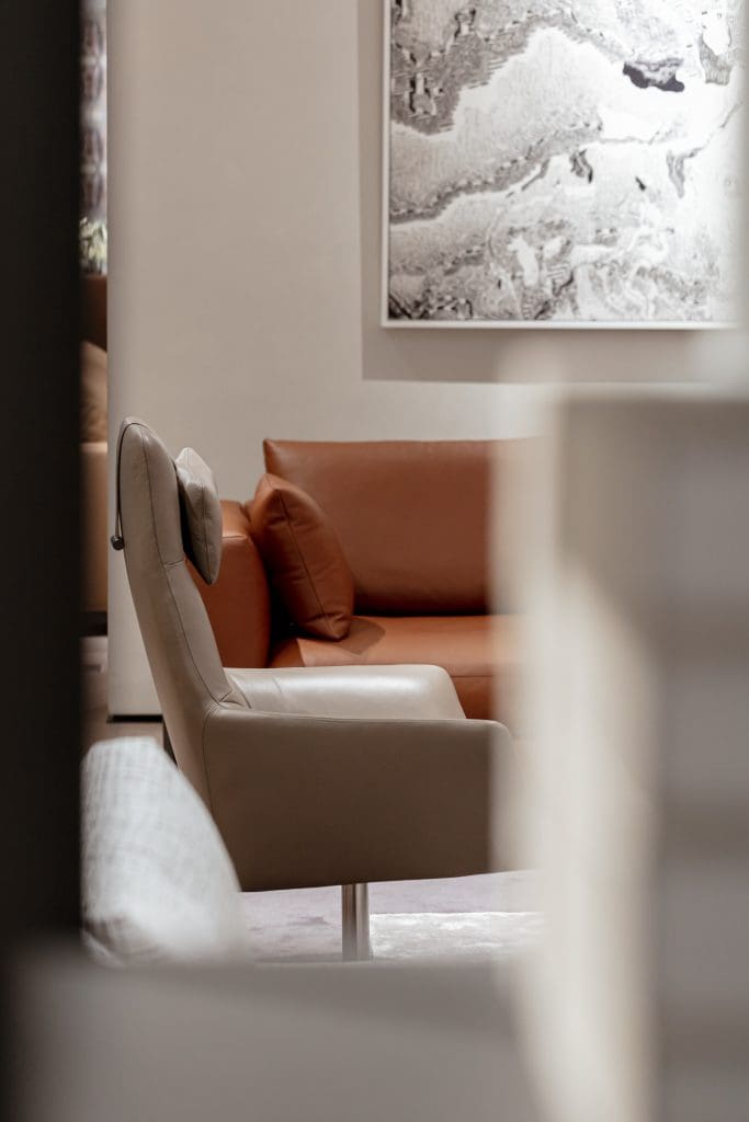 Fauteuil Qing – (L) MARRON